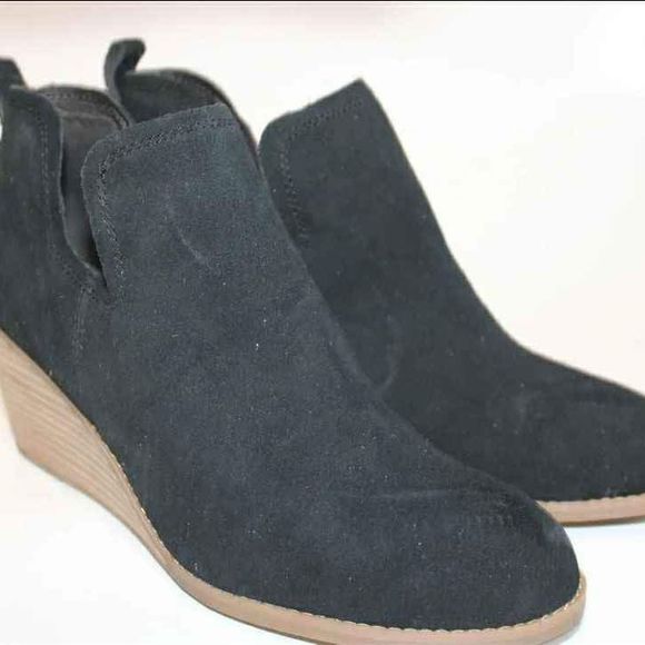 NEW TOMS Kallie Wedge Womens Black Suede Cutout Ankle Boot Size 9 - Picture 2 of 9